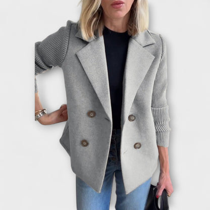 Sofía Blazer De Punto Con Mangas Tejidas Y Doble Botonadura